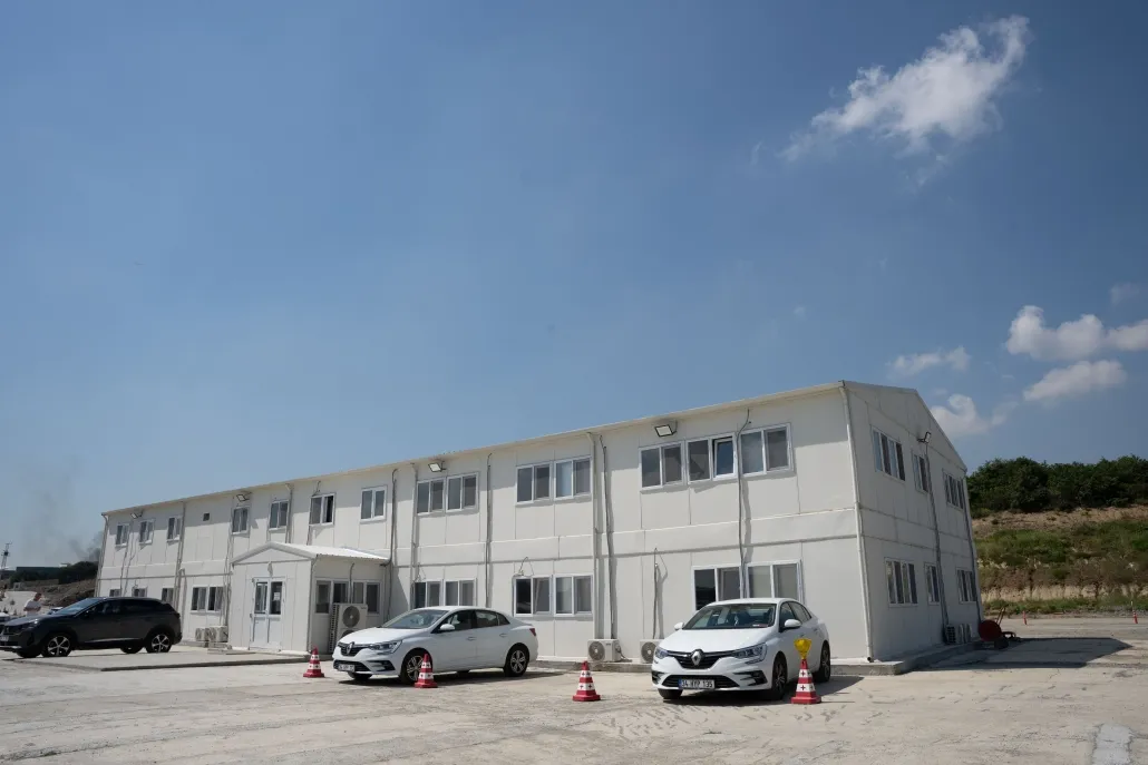 Modern mimarisiyle dikkat çeken, şık ve konforlu prefabrik yönetim ofisi dış cephesi. Şirketinize prestij katacak Mopre modüler ofis çözümlerini detaylıca inceleyin