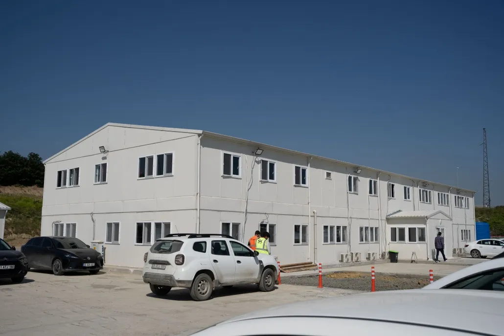 Müşterilerinizi şık bir ortamda ağırlayabileceğiniz, geniş cam cepheli aydınlık prefabrik satış ofisi. Markanızın kurumsal kimliğine özel tasarımlar için ücretsiz keşif talep edin.