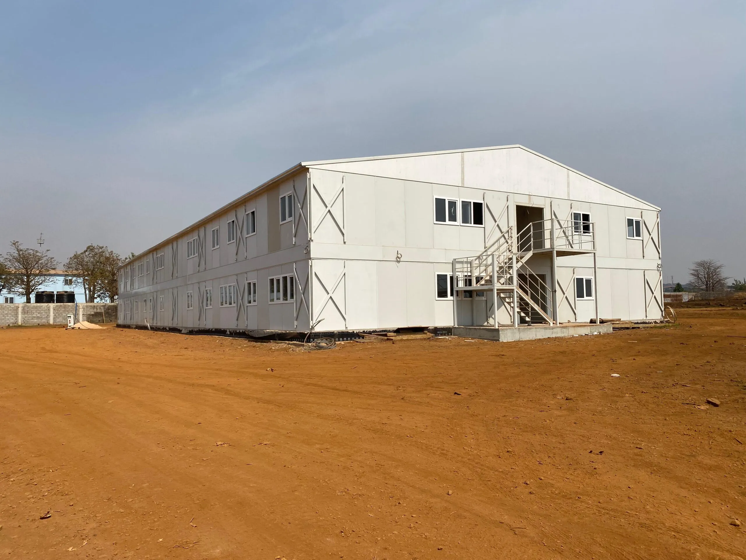 Zorlu şantiye koşullarına ekstra dayanıklı, çelik konstrüksiyon prefabrik işçi yatakhanesi dış cephesi. Mopre güvencesiyle hızlı ve ekonomik şantiye binaları için hemen teklif alın.