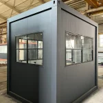 Dayanıklı panel sistemiyle üretilen Pramo panel kabin modelinin yan cephesini ve dış tasarım detaylarını gösteren galeri görseli.